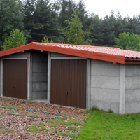 Podwójny garaż z płyt betonowych połączony jednym dachem
