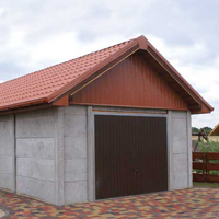 Długi garaż dwuspadowy z płyt betonowych z montażem