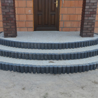 Okrągłe wejście do budynku wykonane z kostki brukowej i wykończone palisadą okrągłą