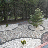 Efektownie wykończony ogród kamieniem i kostką