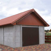 Gotowy garaż z płyt betonowych z dwuspadowym dachem i bramą garażową