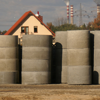 Wyprodukowane kręgi betonowe na placu betoniarnii Cezbet w Posadzie