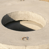 Pokrywa betonowa studzienki z otworem włazowym