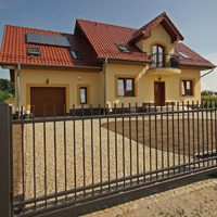 Dom ze stalowym ogrodzeniem frontowym Agat Plastmet - Cezbet Posada