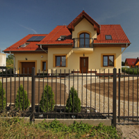 Dom z ogrodzeniem profilowanym frontowym Agat Plastmet - Cezbet Posada