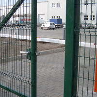 Brama i ogrodzenie wykonane na panelach ogrodzeniowych PlastMet