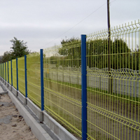 Żółte panele ogrodzeniowe na ogrodzeniu PlastMet 4W z niebieskimi słupkami