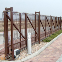 Brama i ogrodzenie stalowe wykonane na brązowych panelach ogrodzeniowych PlastMet 4W